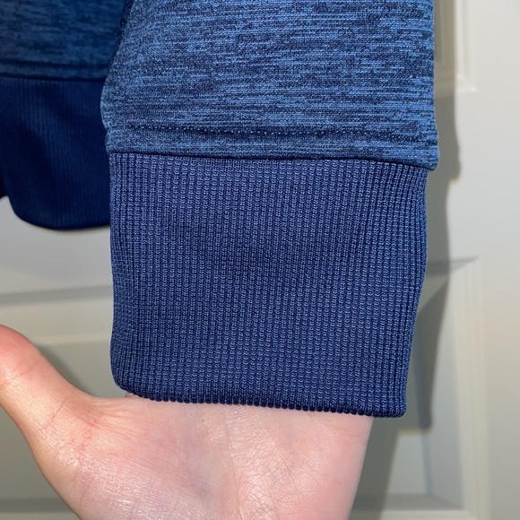 Under Armour Coldgear navy sweatshirt with a hood and pockets - Picture 4 of 8